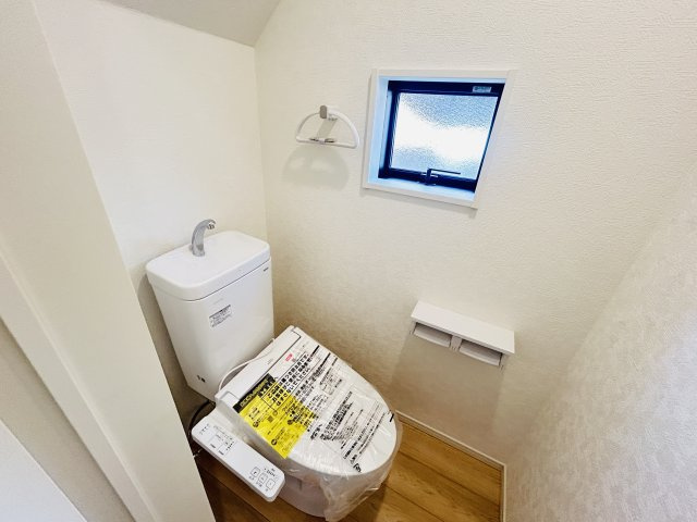 新築　前橋市関根町第３　クレイドルガーデン　1号棟のトイレ|現地写真　節水タイプのウォシュレット付きトイレ、水道料節約に一役買います！
