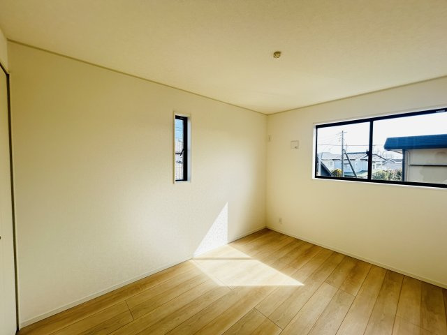 新築　前橋市関根町第３　クレイドルガーデン　1号棟の洋室|現地写真　日当たりと風通しの良い二面採光♪						
					
					
