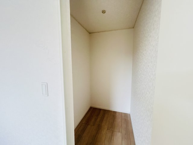 新築　前橋市関根町第３　クレイドルガーデン　1号棟の収納|現地写真　主寝室の大型のウォークインクローゼットは収納ラクラク、お部屋スッキリ♪							

