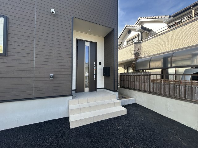 新築　前橋市関根町第３　クレイドルガーデン　1号棟の玄関|現地写真　ポストと一体型のTVモニターホンでセキュリティ安心！
