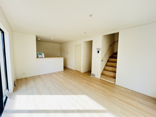 新築　前橋市関根町第３　クレイドルガーデン　1号棟の居間・リビング|現地写真　16.5帖の広々リビングはご家族みんなでゆったりくつろげます♪
