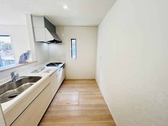 新築　前橋市関根町第３　クレイドルガーデン　1号棟のキッチン|現地写真　間口2550ｍｍで作業スペースも広々！換気扇も汚れが付きにくくお掃除がし易い設計です。
