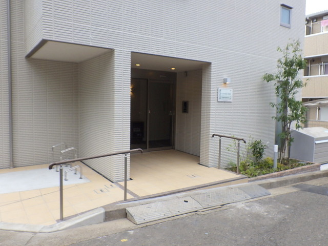 （シニア限定）ヘーベルVillage十日市場のエントランス|★エントランスまでもスロープ・手すり付きでバリアフリーです