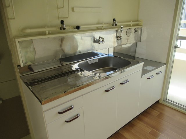 兵庫県公社　伊丹鴻池　２B号棟のキッチン|コンパクトなキッチンで掃除もラクラク