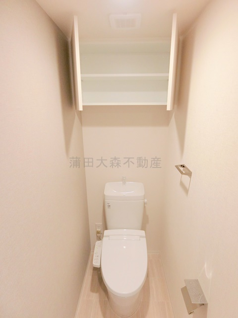 スタイリオ池上SOUTHのトイレ|吊戸棚収納と温水洗浄便座付きのトイレ　