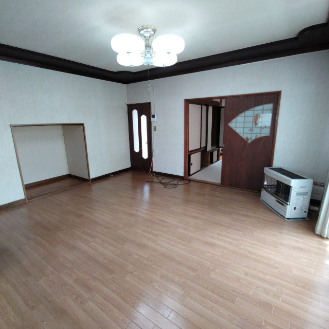 登別市新生町3丁目5-17戸建の居間・リビング