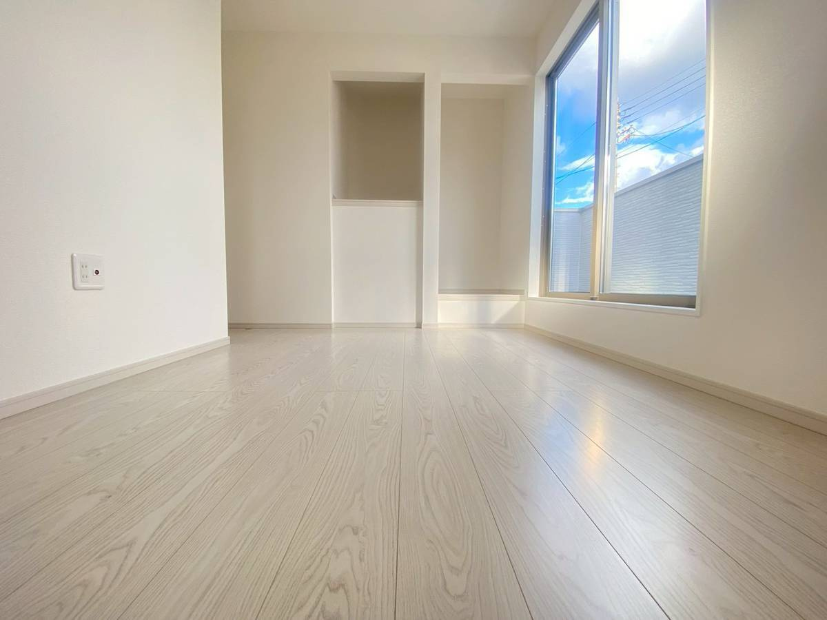 島本町広瀬二丁目2期２号地の洋室|洋室B（約5.3帖）。バルコニーに面した明るい居室です。物入、クローゼットつきにつき重宝します。バルコニーには布団や洗濯物をたっぷり干せます。