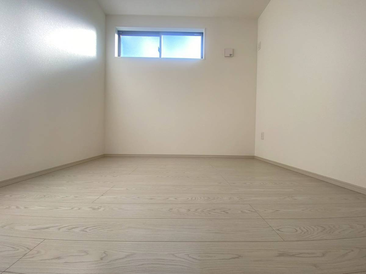 島本町広瀬二丁目2期２号地のその他|洋室C（約4.3帖）。納戸仕様です。ハイサイドライトからは明るい陽射しが差し込みます。隣家の視線も気になりにくい仕様です。