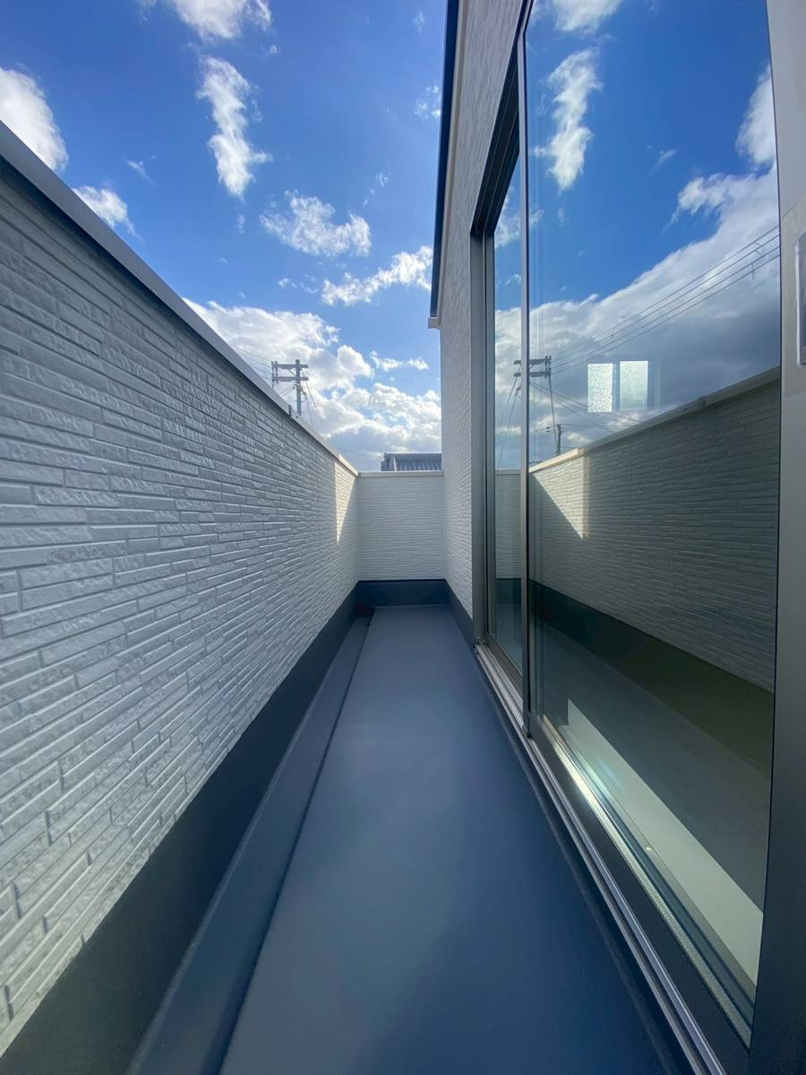 島本町広瀬二丁目2期２号地のバルコニー|横に長いバルコニーです。南東向きにつき日当たりが良く、布団や洗濯物がからっとよく乾きそうです。