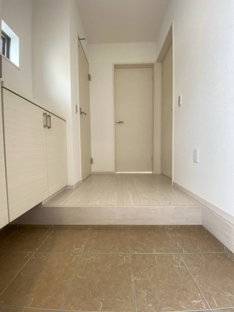 島本町広瀬二丁目2期２号地の玄関|ホワイト系でまとめられたすっきりとした玄関です。