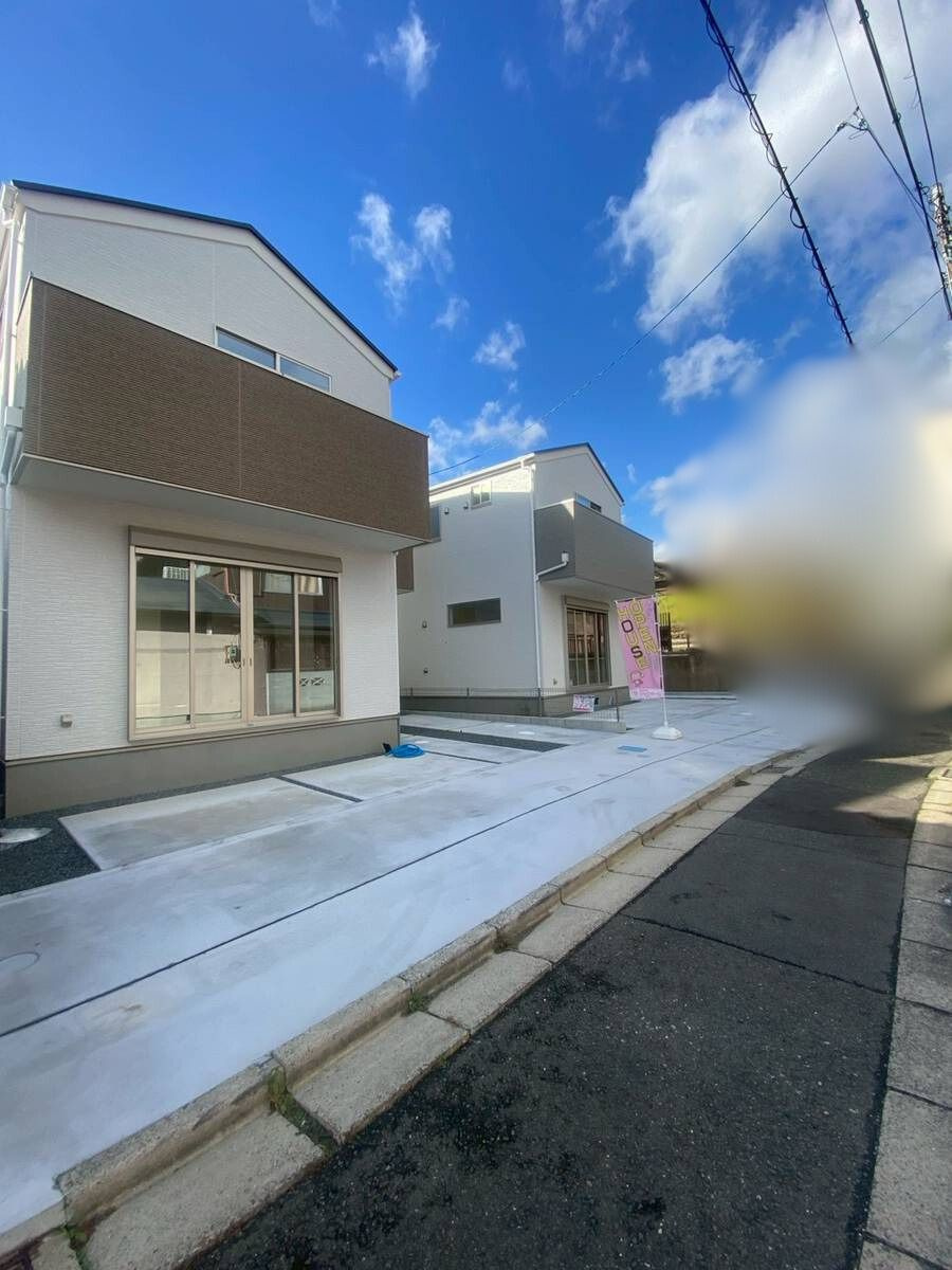 島本町広瀬二丁目2期２号地の前面道路含む現地写真|前道は綺麗に舗装されています。
各号地ともに2台の駐車が可能、ファミリー世帯様にぴったりのお住まいです。