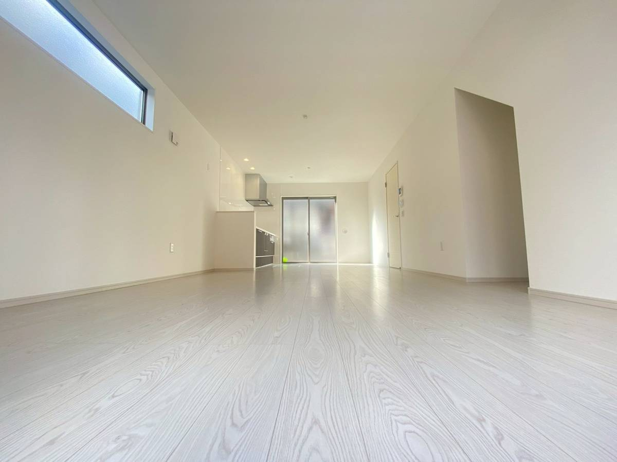 島本町広瀬二丁目2期２号地の居間・リビング|ホワイトを基調としたLDKは清潔感溢れる印象です。ハイサイドのサッシが採用され、隣家からの視線が気になりません。