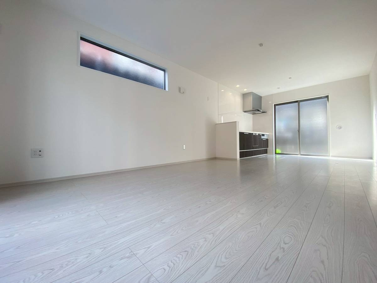 島本町広瀬二丁目2期２号地の居間・リビング|壁付けキッチンは、空間が広く使用でき、ダイニングリビング空間にゆとりが感じられる空間となっています。