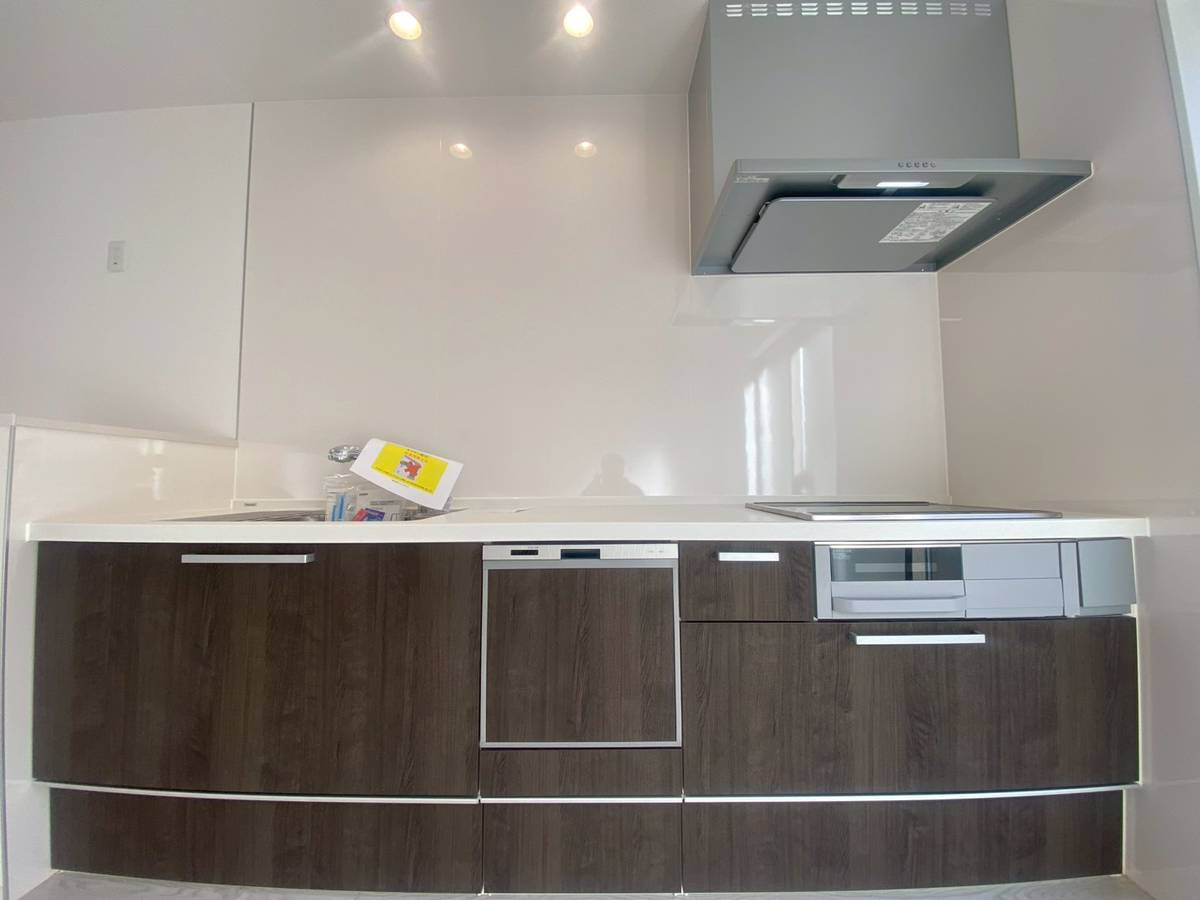 島本町広瀬二丁目2期２号地のキッチン|ダークブラウンの扉柄が空間を引き締めます。家事の時短につながる食洗器つきです。