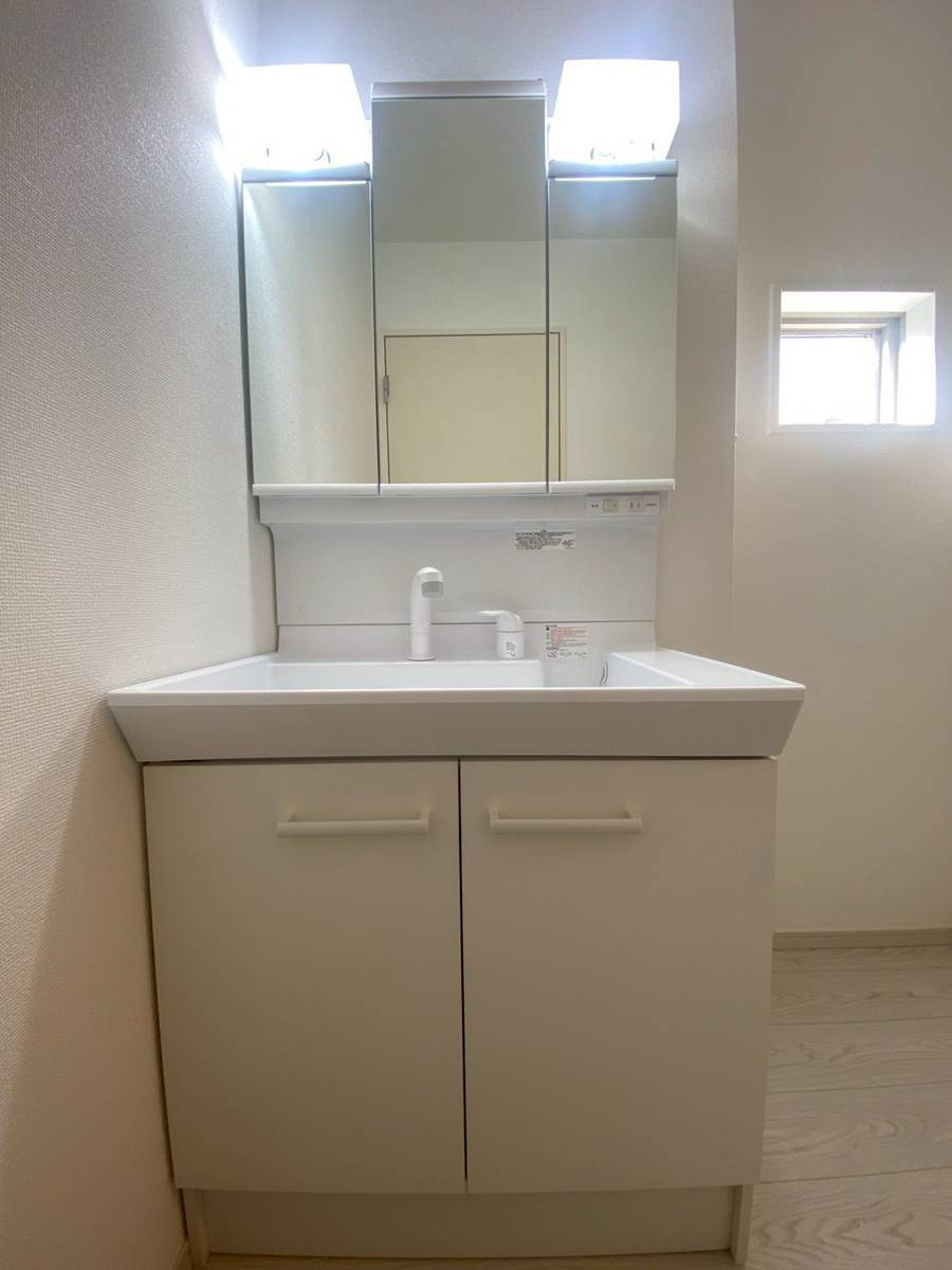 島本町広瀬二丁目2期２号地の独立洗面台|ホワイトの扉柄ですっきりとした清潔な印象です。