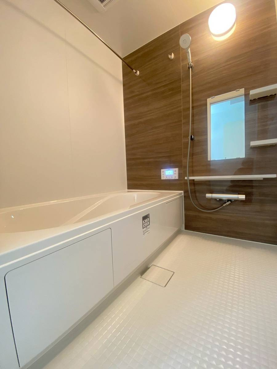 島本町広瀬二丁目2期２号地の浴室|落ち着いた印象の浴室です。一坪タイプにつき、広々としていて、一日の疲れをしっかりと癒せそうです。