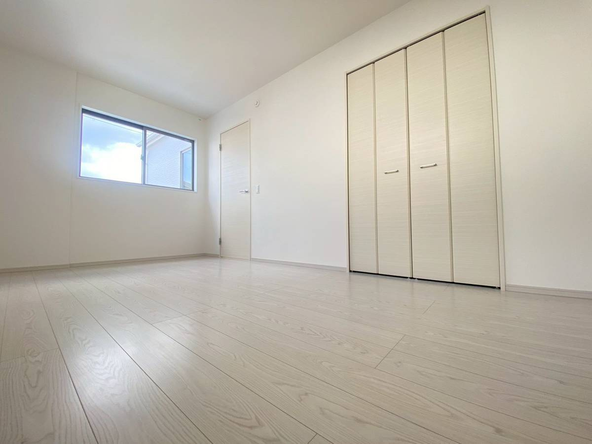 島本町広瀬二丁目2期２号地の洋室|洋室A（約7.5帖）。広々とした洋室で、クローゼットの間口もあり、主寝室に適したお部屋です。