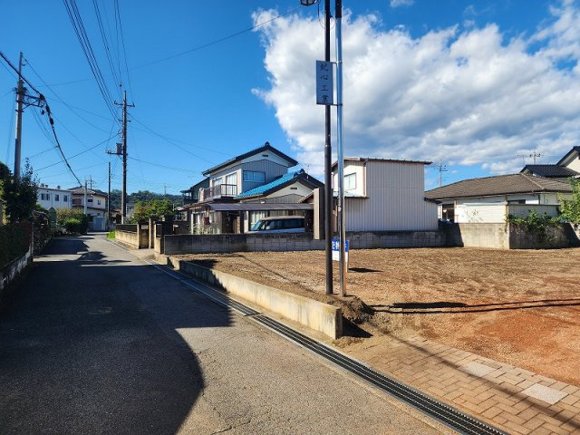 高崎市藤塚町売土地の前面道路含む現地写真