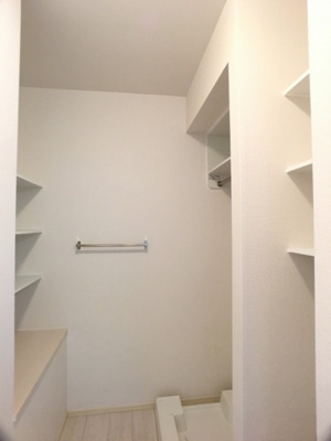 【洗面所】 | クレインⅠ | 洗面所・洗濯機置き場と収納棚