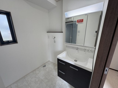 【独立洗面台】 | うるま市江洲（全2棟）ラスト1号棟 | 1号棟　三面鏡付き洗髪洗面化粧台♪