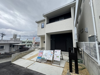 【外観】 | うるま市江洲（全2棟）ラスト1号棟 | 1号棟　並列駐車2台可♪