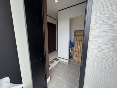 【玄関】 | うるま市江洲（全2棟）ラスト1号棟 | 1号棟　十分な収納付き玄関♪SIC付き♪