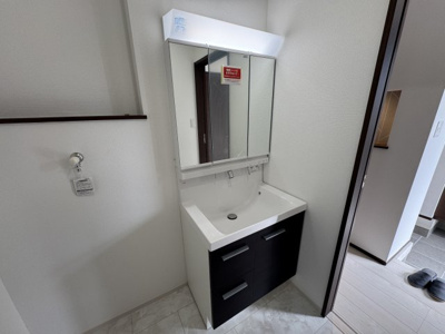 【独立洗面台】 | うるま市江洲（全2棟）ラスト1号棟 | 1号棟　三面鏡付き洗髪洗面化粧台♪