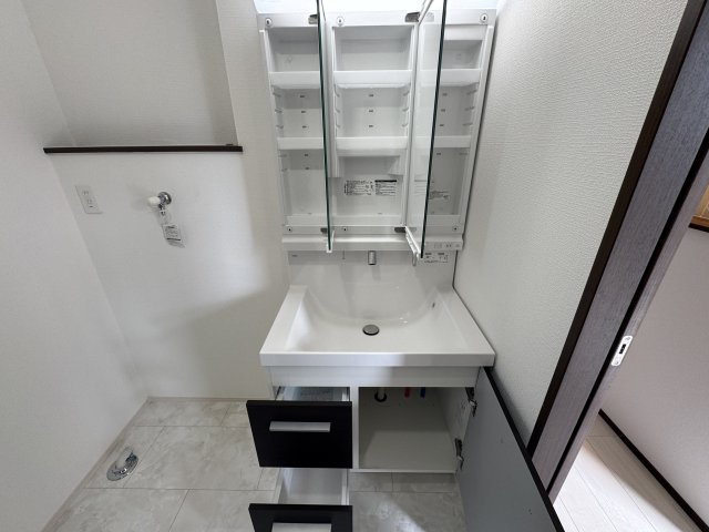 うるま市江洲（全2棟）ラスト1号棟の独立洗面台|1号棟　三面鏡付き洗髪洗面化粧台♪