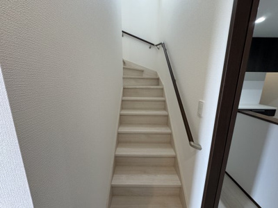 【内装】 | うるま市江洲（全2棟）ラスト1号棟 | 1号棟　手すり付き階段♪