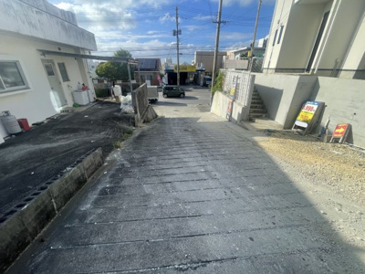 【前面道路含む現地写真】 | うるま市江洲（全2棟）ラスト1号棟 | ※南西側道路♪
