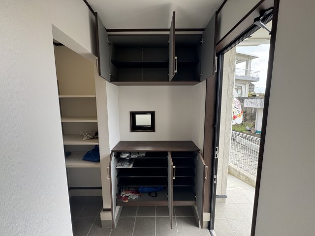 うるま市江洲（全2棟）ラスト1号棟の玄関|1号棟　十分な収納付き玄関♪SIC付き♪
