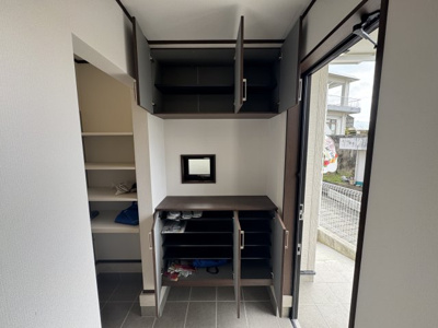 【玄関】 | うるま市江洲（全2棟）ラスト1号棟 | 1号棟　十分な収納付き玄関♪SIC付き♪