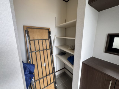 【玄関】 | うるま市江洲（全2棟）ラスト1号棟 | 1号棟　十分な収納付き玄関♪SIC付き♪