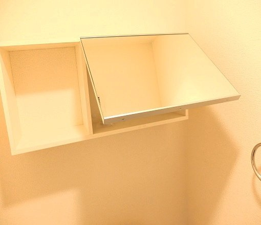 フロール ・ デ ・ セレッソ　Ⅱの収納|トイレ上部についている収納でトイレットペーパーなどを保管できます★