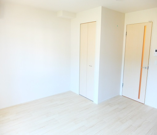 フロール ・ デ ・ セレッソ　Ⅱの居間・リビング|９．６帖の洋室です＊