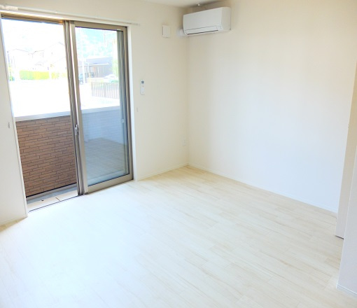 フロール ・ デ ・ セレッソ　Ⅱの居間・リビング|９．６帖の洋室です☆彡