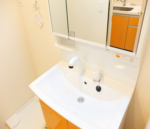 フロール ・ デ ・ セレッソ　Ⅱの洗面所|大きな鏡の独立洗面台を設置済みです◇