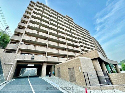 【外観】 | ☆クレアガーデン高須A棟☆ | ◆外観◆
太陽に愛された邸は、陽当り・通風に優れた魅力的で快適さを追求した邸宅。ここに住むからこそ意味がある。そんな特別感に浸りながら、毎日をお過ごしして欲しいです☆