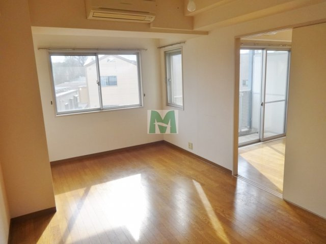 【居間・リビング】 | ※同間取り３０２号室の写真になります。