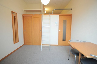 【居間・リビング】 | レオパレス正心館 | ２階居室は天井が高くロフト付き