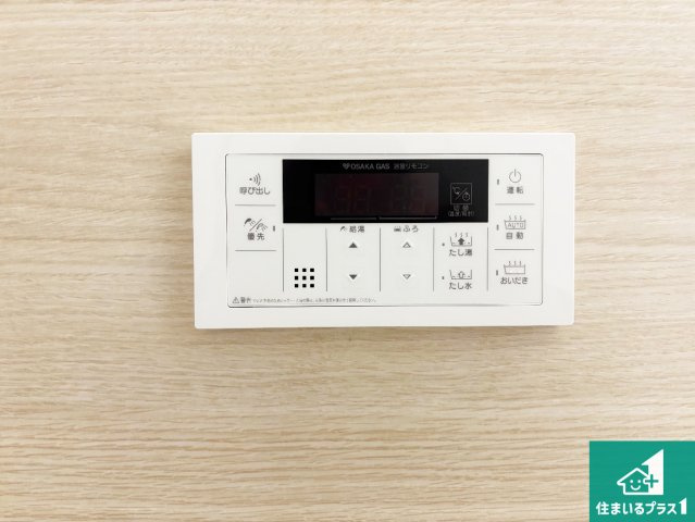 高石市千代田　新築一戸建てのキッチン|リビングと統一感があり、使い勝手のいいキッチン。広々としているので、二人並んで作業が出来ちゃいます。お子様と一緒に色々なお料理に挑戦できるスペースがあります。