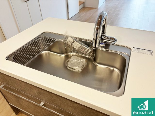 高石市千代田　新築一戸建ての独立洗面台|清潔感のある洗面台です。フラットな鏡は掃除がしやすく毎日清潔！ホースは引き出して使えるので洗顔やお掃除の際に便利です！