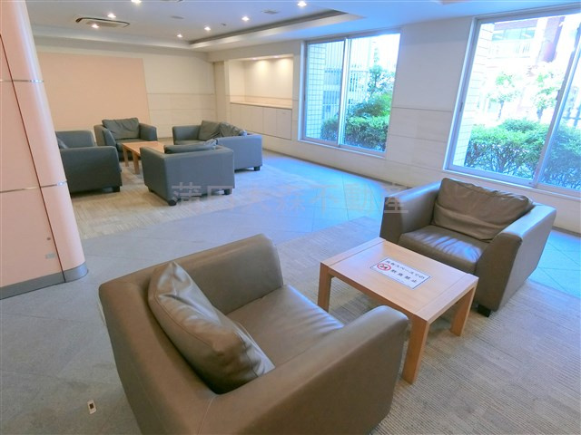 萩中イーストのロビー