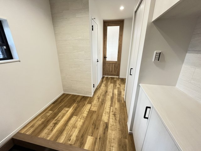 横浜市金沢区堀口　中古戸建の玄関