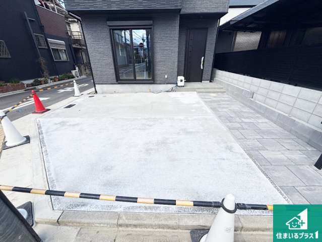 高石市千代田　新築一戸建ての駐車場|並列２台駐車可能！ゆとりの駐車スペースで車庫入れもスムーズ！