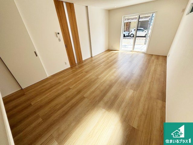 高石市千代田　新築一戸建ての居間・リビング|日当たり良好の明るいリビングで朝の目覚めもスッキリできそう！対面キッチンでご家族のコミュニケーションも自然と増える設計！小さなお子様が遊ぶスペースを作っても広々とくつろげるLDK！
