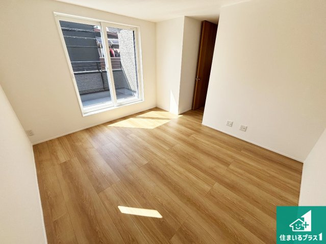 高石市千代田　新築一戸建ての洋室|ウォークインクローゼット付きで生活スペースもスッキリできます。各居室にも収納がありますので、お子様の衣類やおもちゃなどもしっかり収納できます。