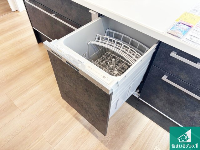 高石市千代田　新築一戸建ての設備|食事後の一仕事、食器洗いをボタン一つでお任せできちゃいます！場所を取らないビルトイン式なので、お料理スペースもしっかり確保！