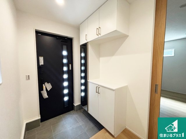 高石市千代田　新築一戸建ての玄関|シューズボックスにはたくさんの靴が収納できるので玄関周りはいつもスッキリ！ご家族が増えても安心！