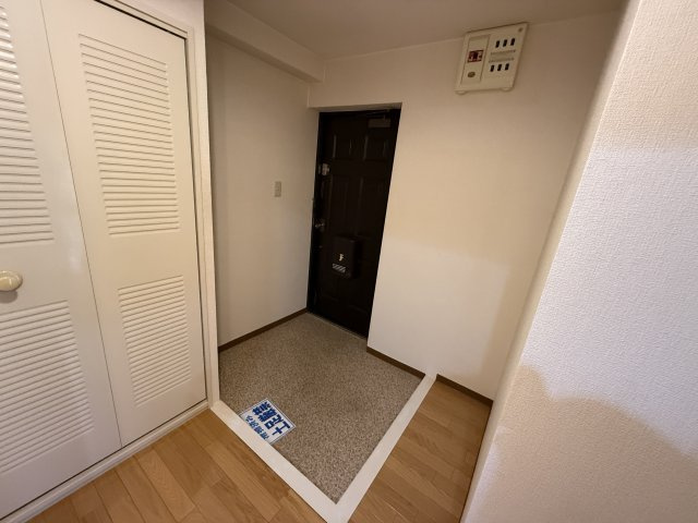 ファミール服部の玄関